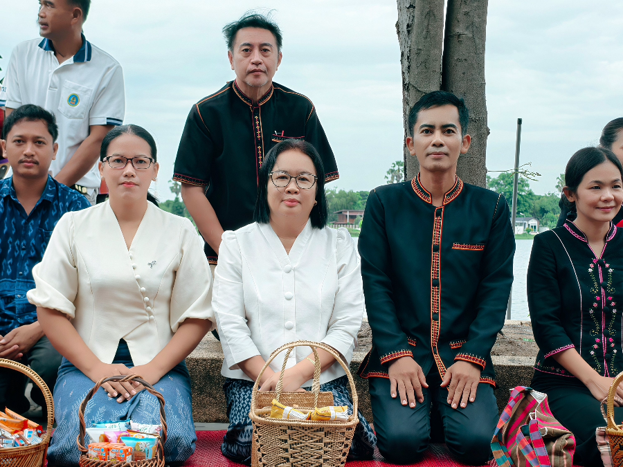 ร่วมกิจกรรม ”ศรีสะเกษพร้อมใจ นุ่งผ้าไทย ใส่บาตร ทำความดี วิถีพอเพียง”
